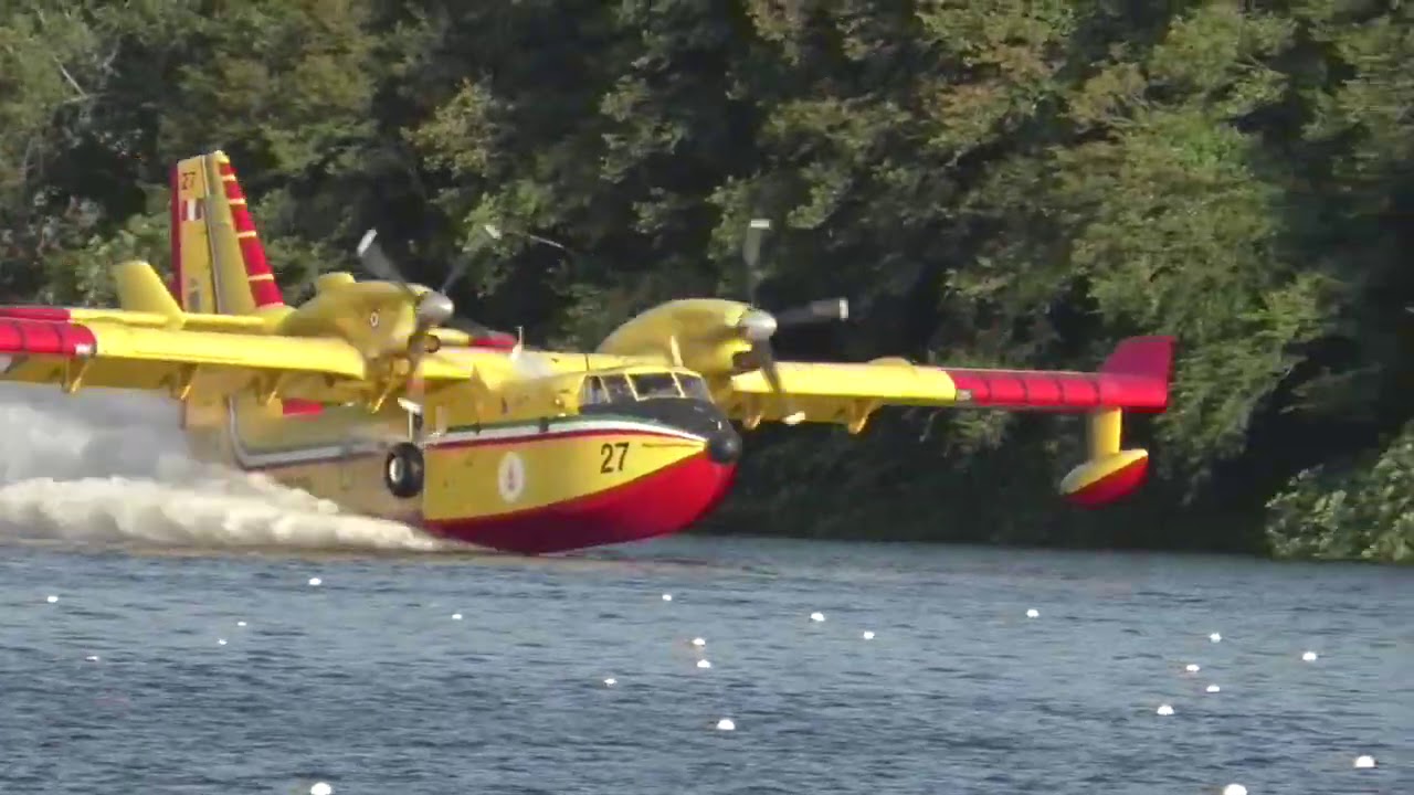 Rifornimento Canadair dei Vigili del Fuoco nel Lago di Piediluco di Terni