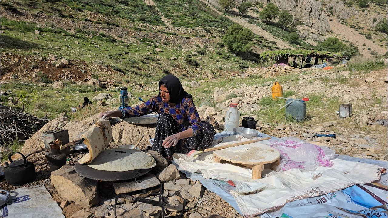 Nomadic life in Iran⛺️: Baking local bread by a nomadic woman in the mountains🗻🫓