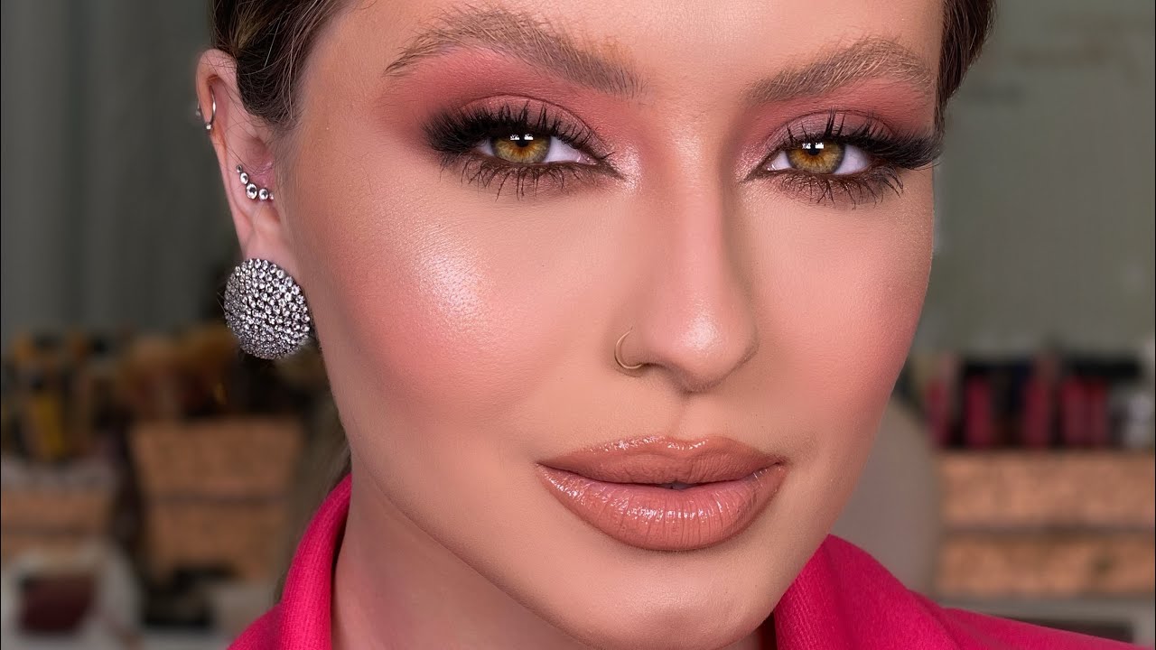 Maquiando cliente - Preparação de pele