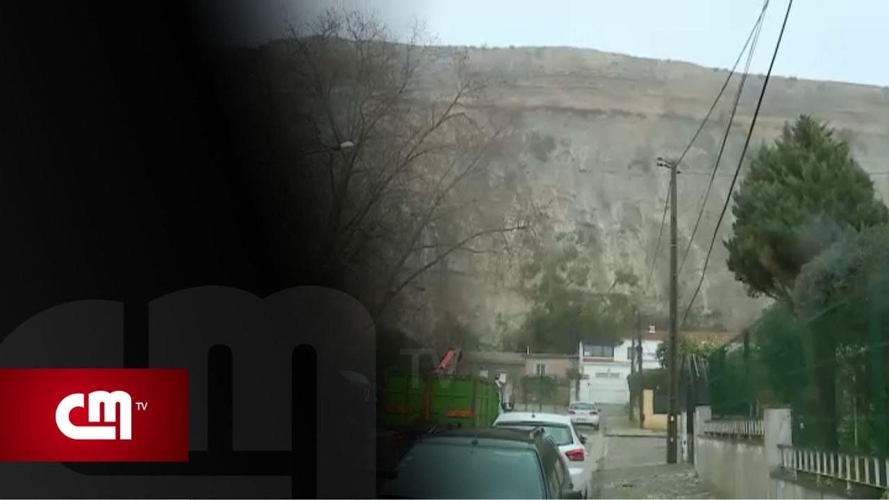 Casas e viaturas em risco após derrocada parcial em encosta na Costa de Caparica