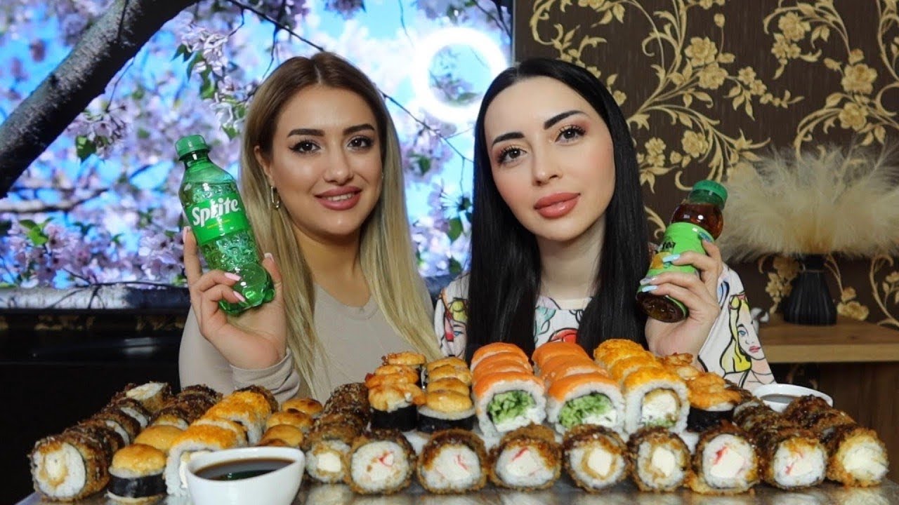 КАК МЫ ПОЗНАКОМИЛИСЬ 😍 MUKBANG с подругой 🌸 Ayka Emilly