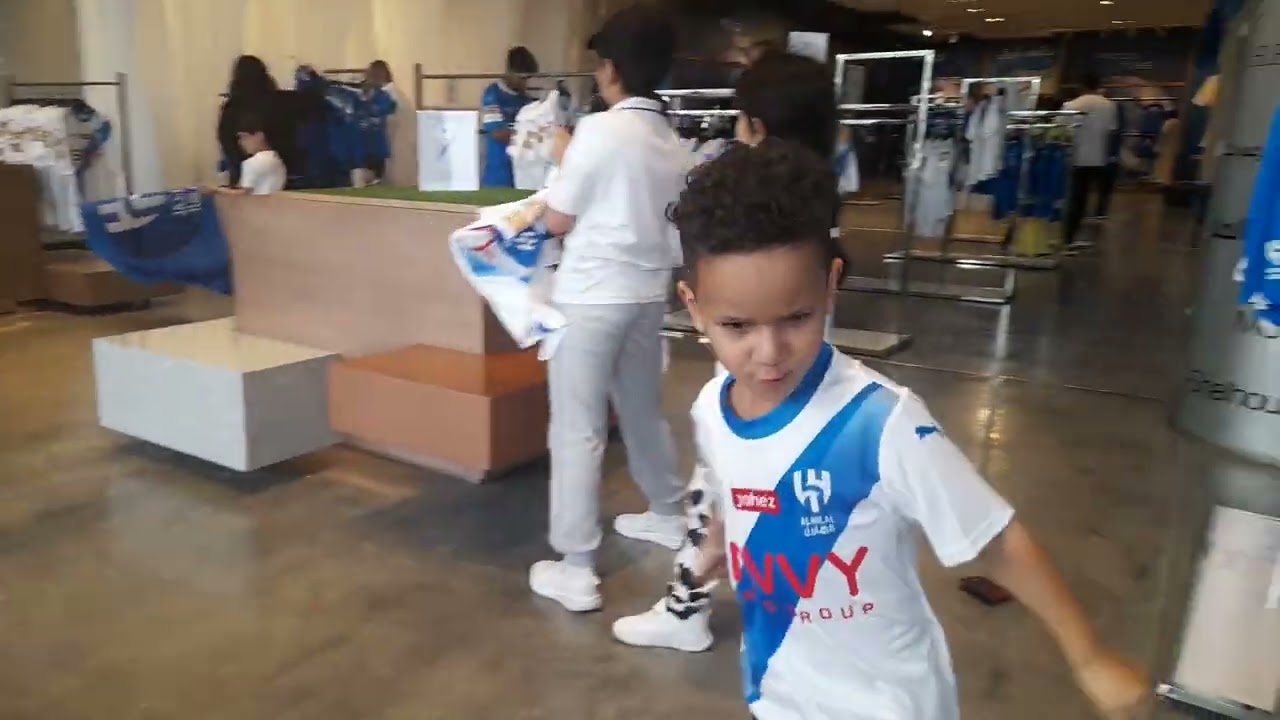 متجر الهلال زحمة