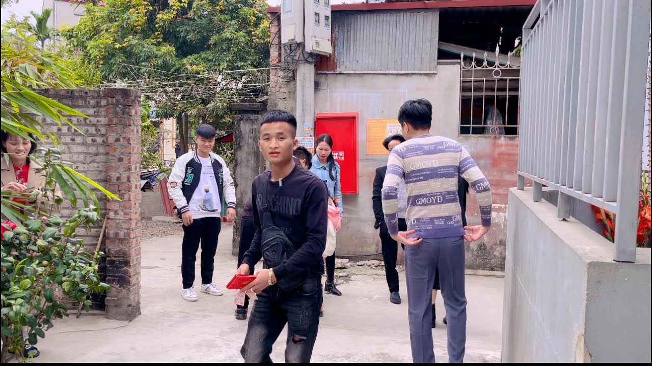 Mùng một Tết cả gia đình bất ổn đi chúc Tết những màn lì xì đầy cảm xúc