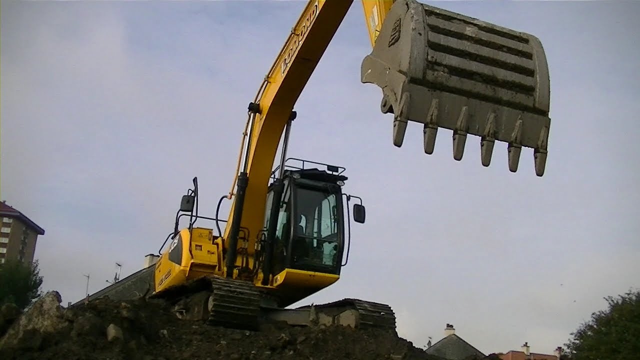 JCB JS 220 Walkround and Start Up HD