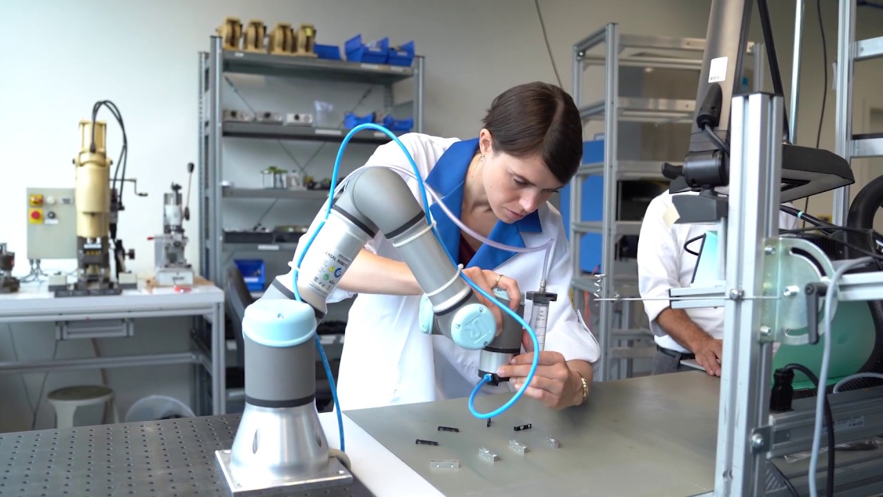 Robot collaboratif - humain et robot - main dans la main.