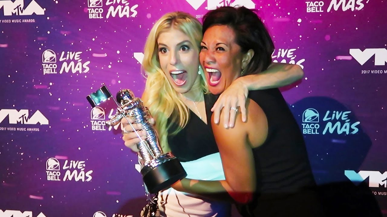 REBECCA WON AN AWARD FOR THE MTV VMA'S 2017 (CRAZY REACTION!) Day 240