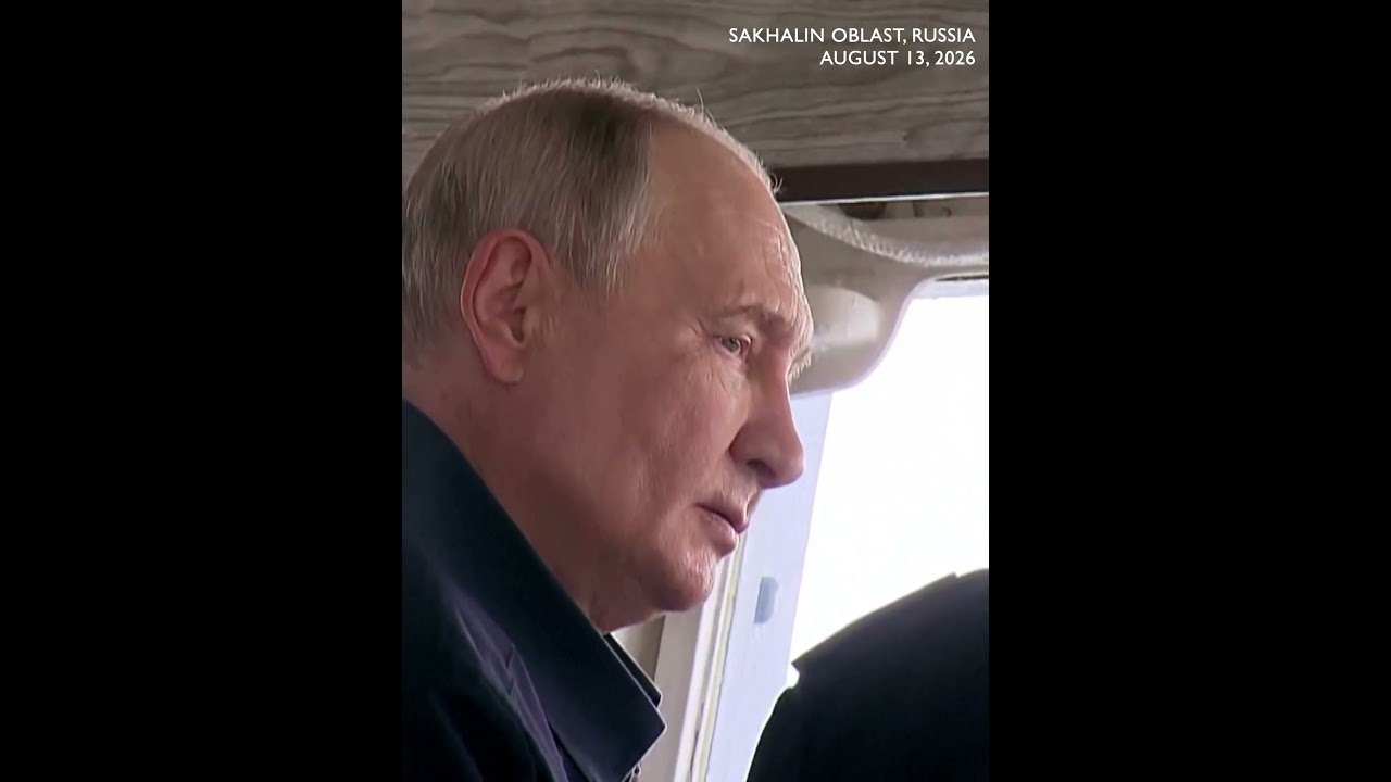 Путин в полной военной форме &mdash; редкие кадры военно-морского смотра