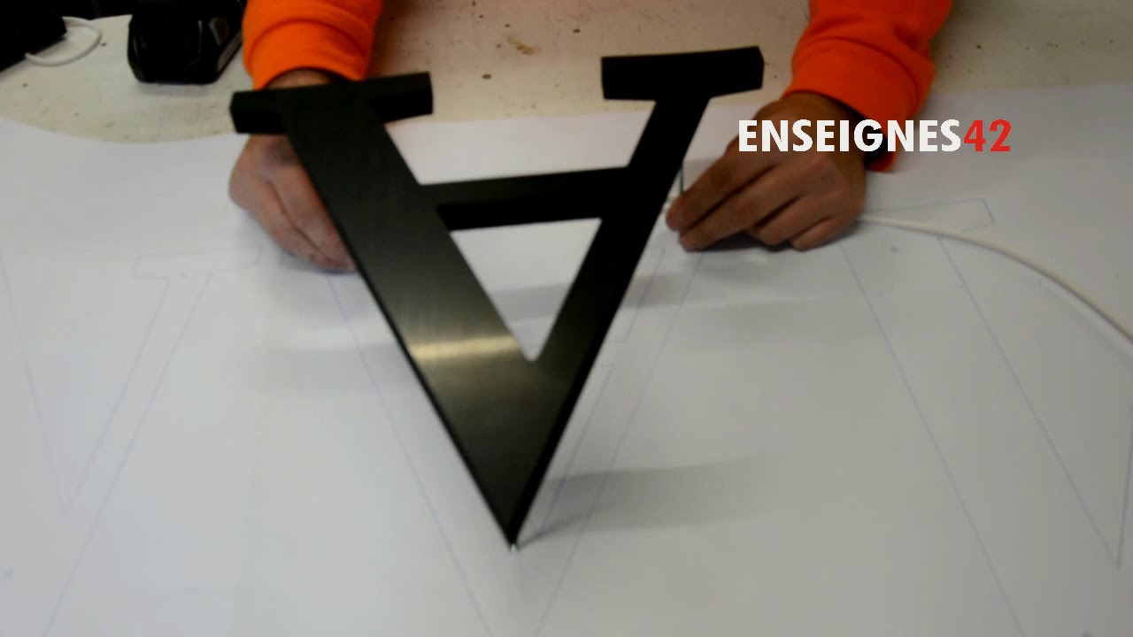 Comment fixer des lettres relief à leds avec des tiges filetées pour une enseigne lumineuse