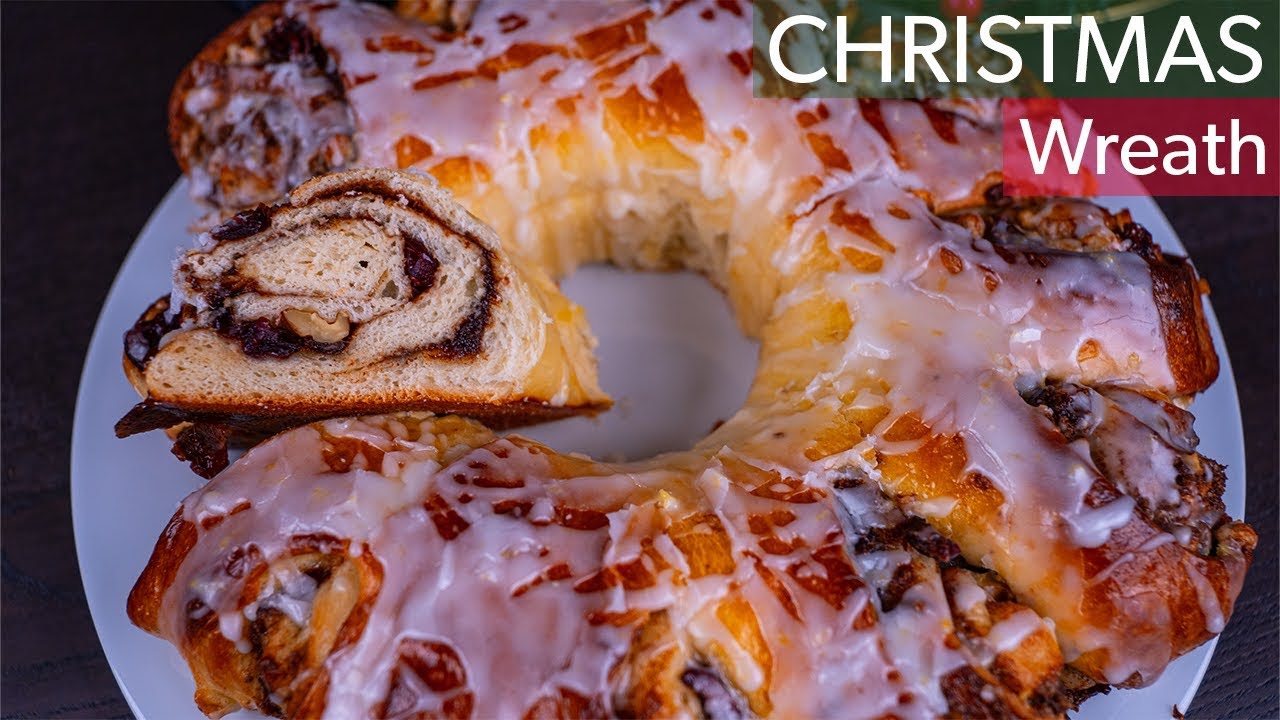 Christmas Wreath with Raisins and Walnuts
