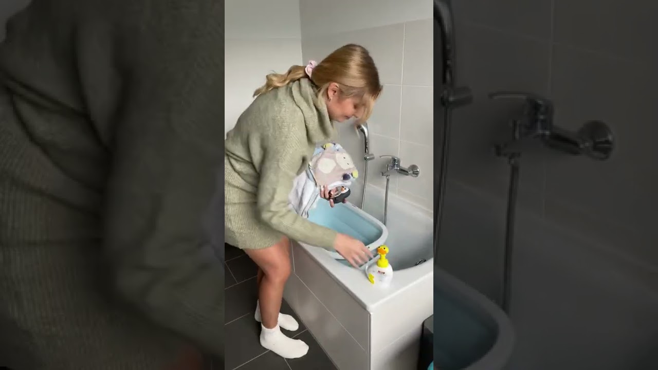 Meine Freundin badet unseren Sohn❤️