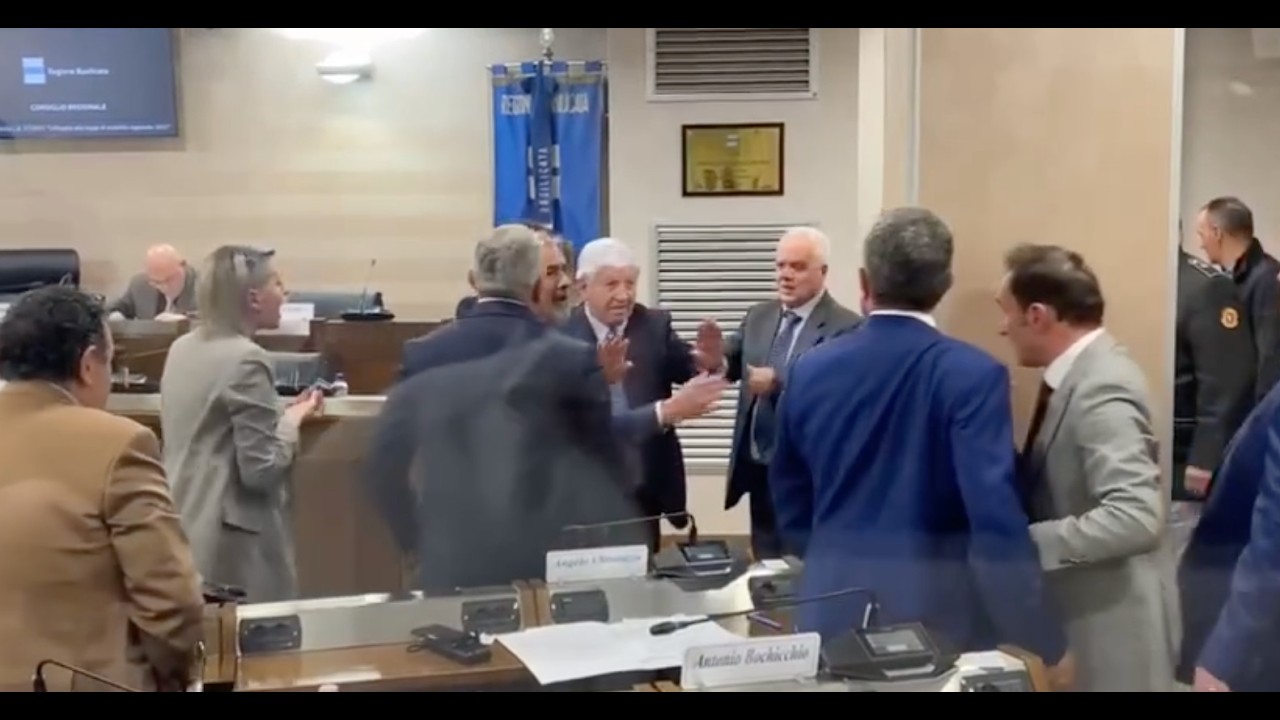 TG7 Basilicata News. Rissa in Consiglio Regionale. Carnevale. Rionero Villaggio Olimpico Scolastico