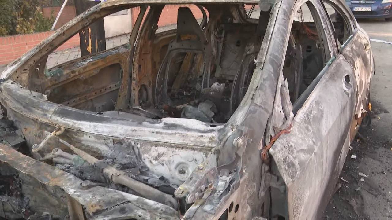 Noche de vandalismo en Boadilla: queman varios coches y contenedores