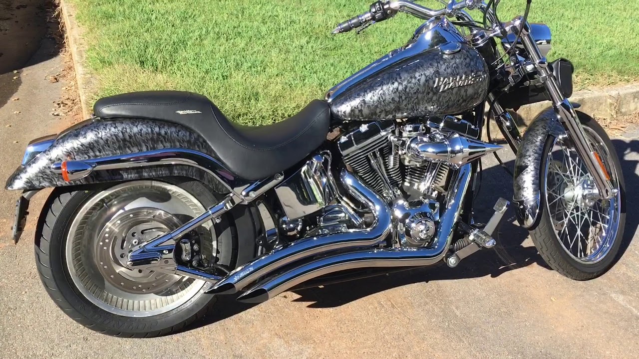 Кастомный Harley-Davidson Softail Deuce 2002 года выпуска.