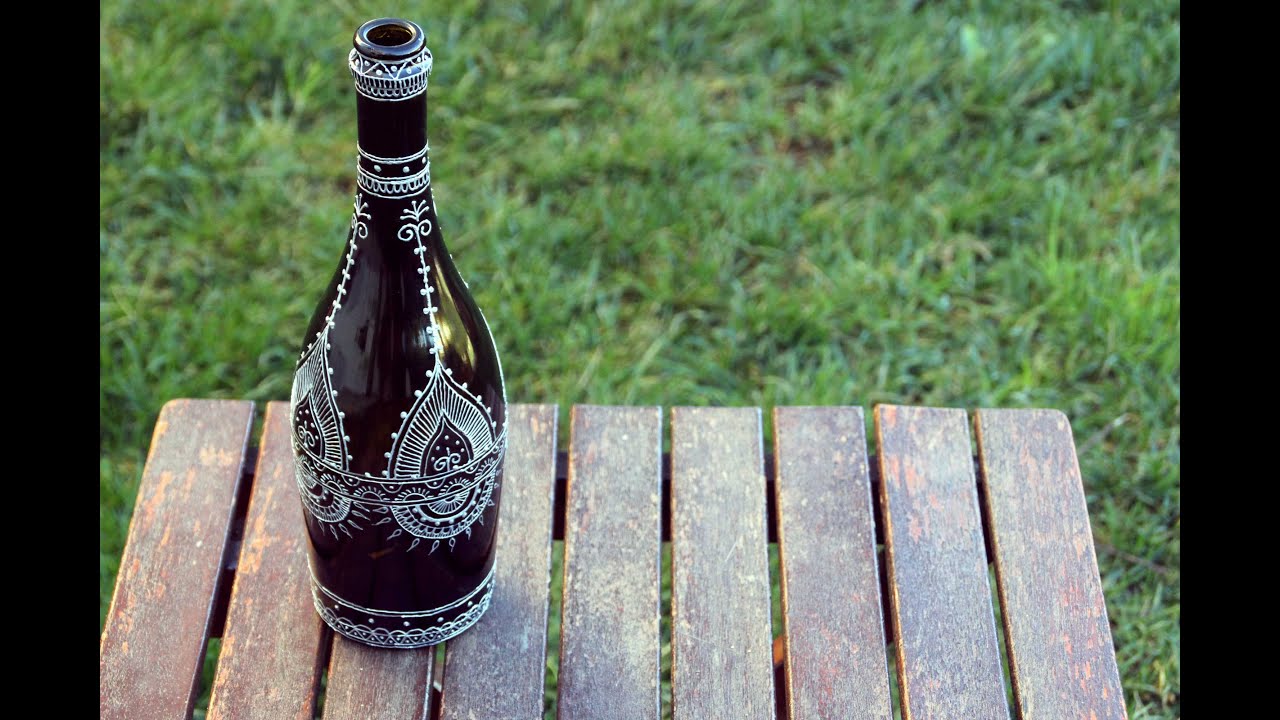 Painting a bottle using silver relief paint ~ Botella decorada con pintura en relieve
