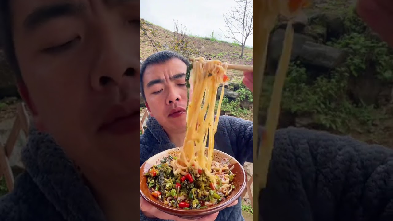 兄弟姐妹们 吃饭了哦 今天吃酸菜面条 简简单单又是一餐 #抖音美食推荐官 #农村美食 #记录我的农村生活 @DOU+小助手