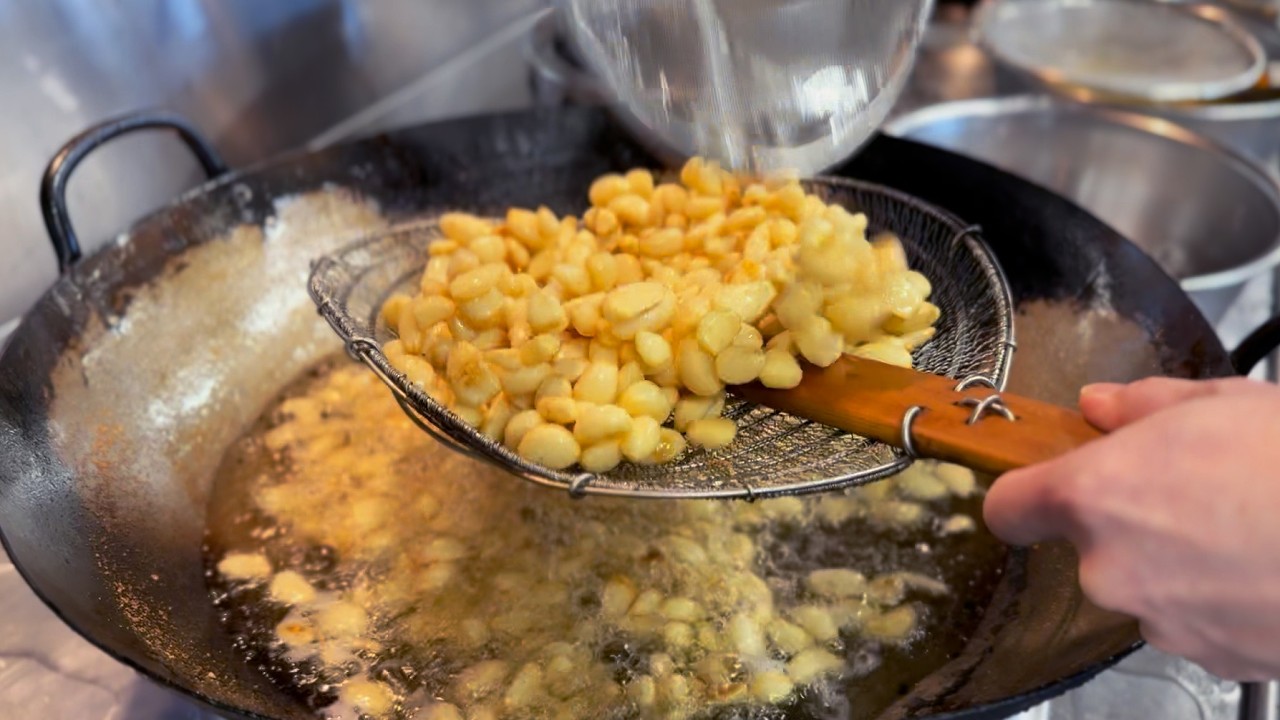 【皆のガリハラ】２kgのにんにく炒飯　Garlic Harassment: This Fried Rice Has 2 Kilos of Garlic