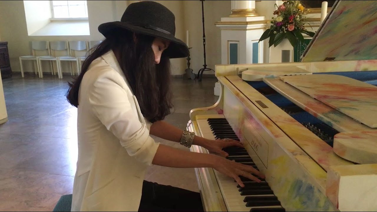 Younee -  Improvisation with the church bell (Spontenious Video)