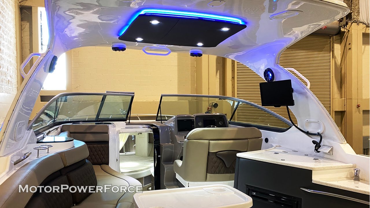 Rinker 320 Yacht Certified Express Cruiser