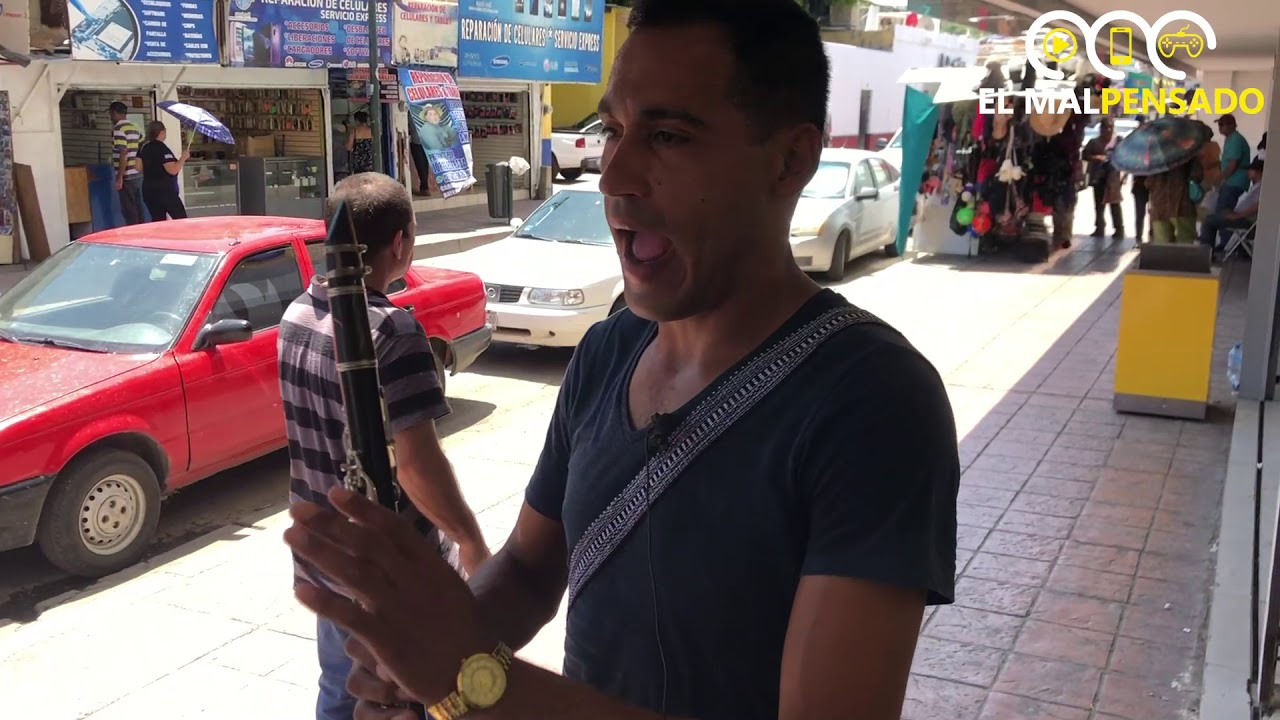 Diego toca el clarinete en las calles de Sonora