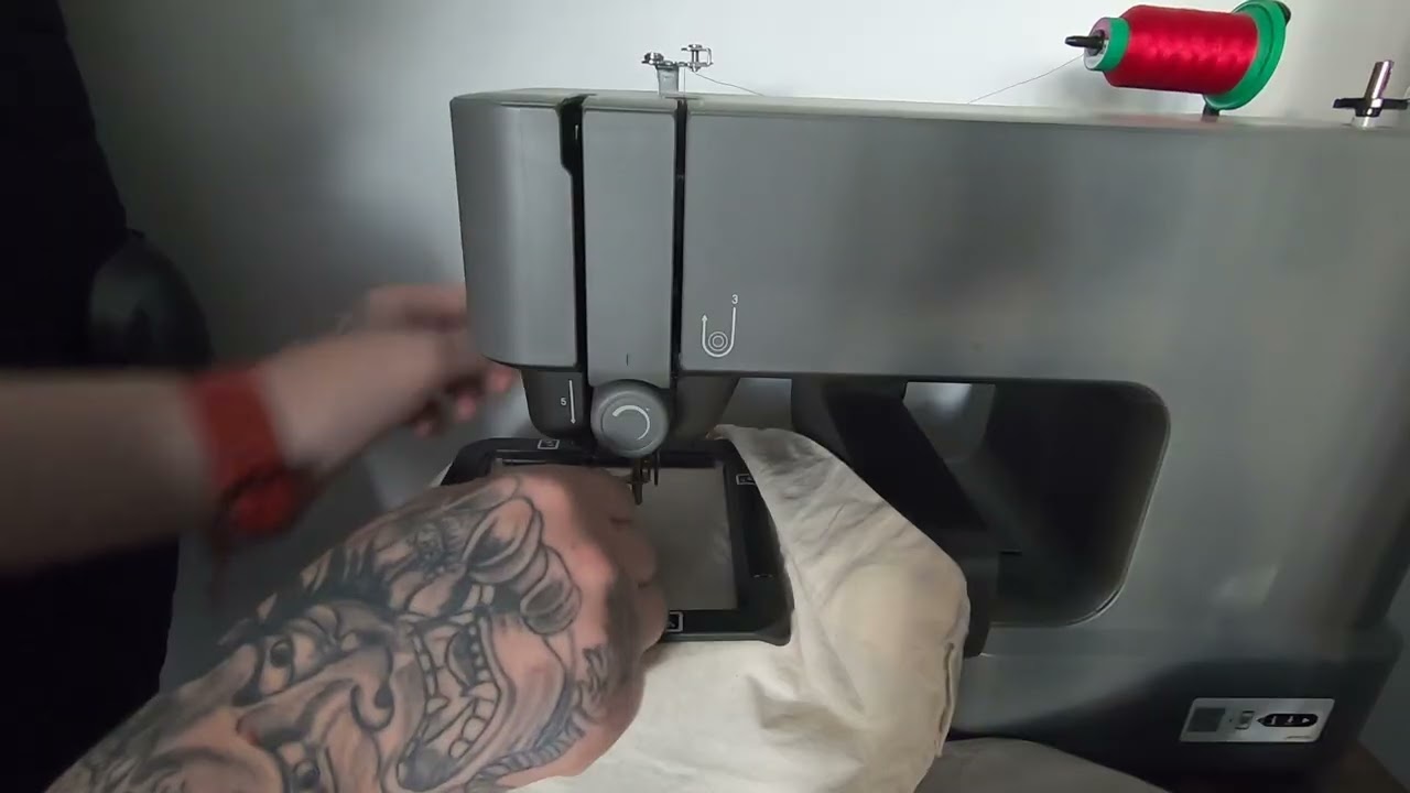 Zobacz jak powstaje herb na pokrowcu miecza (haft maszynowy)