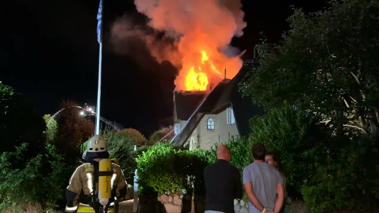 SYLT AKTUELL.  REETDACH VILLA IN KAMPEN GEHT IN FLAMMEN AUF.