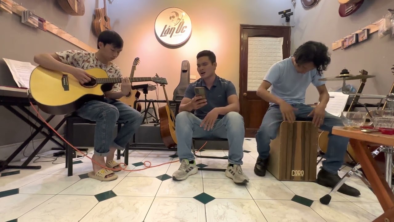 Cơn mưa tháng 5 - hai anh học viên trả bài