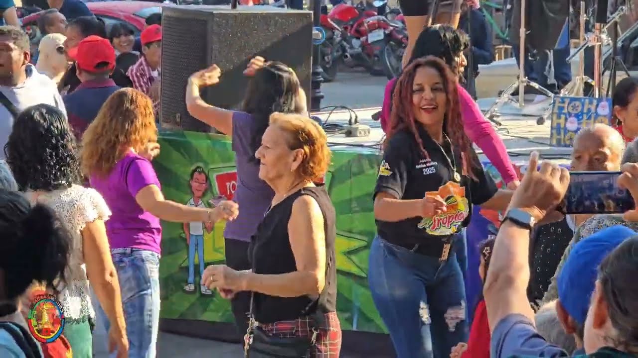 🤠✌️ A ritmo de mi violín 🎻 gran relajo se armo con Jonathan Akira..CHULADA plaza hijas de tampico🇲🇽😃