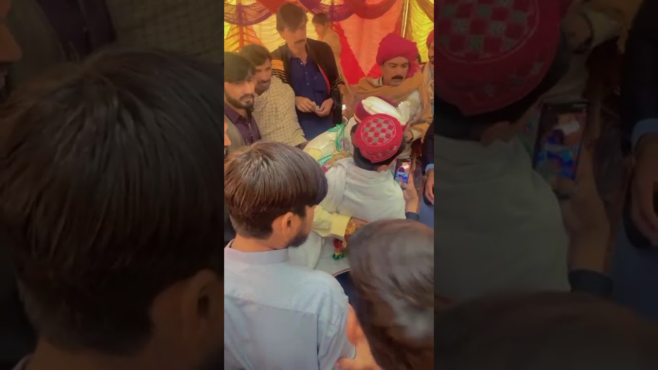 گاؤں والے شادی پر دھولے کو مبارکباد (میانوالی)