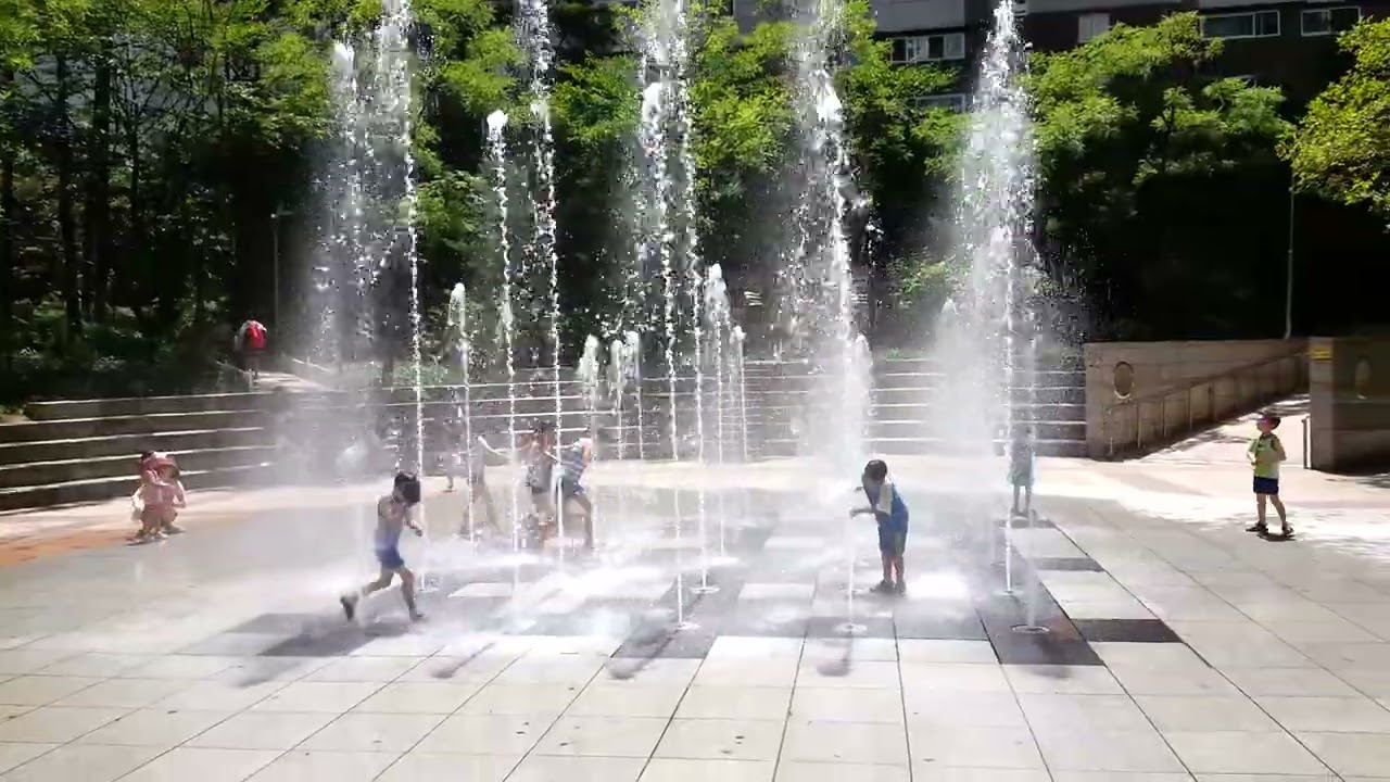 20140802 123812 One hot summer day, Jimin and Jiwon at the fountain park