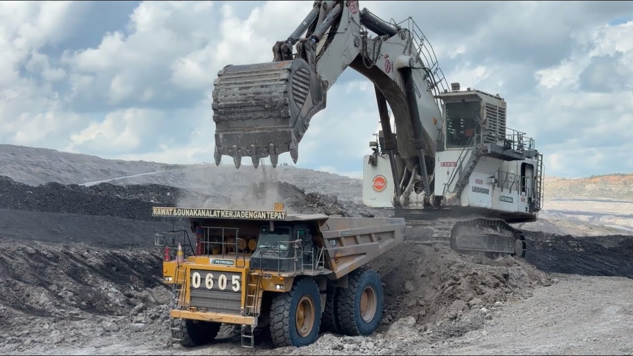 Action on Big Diger Liebherr R9350 Excavator Loading Caterpillar 777 Dumper ~ miningstory 