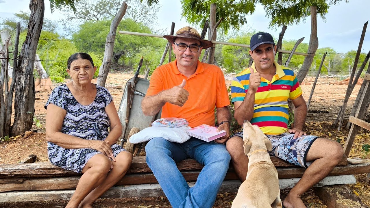 Dona Geralda solta a voz no programa matuto Mamoeiro.