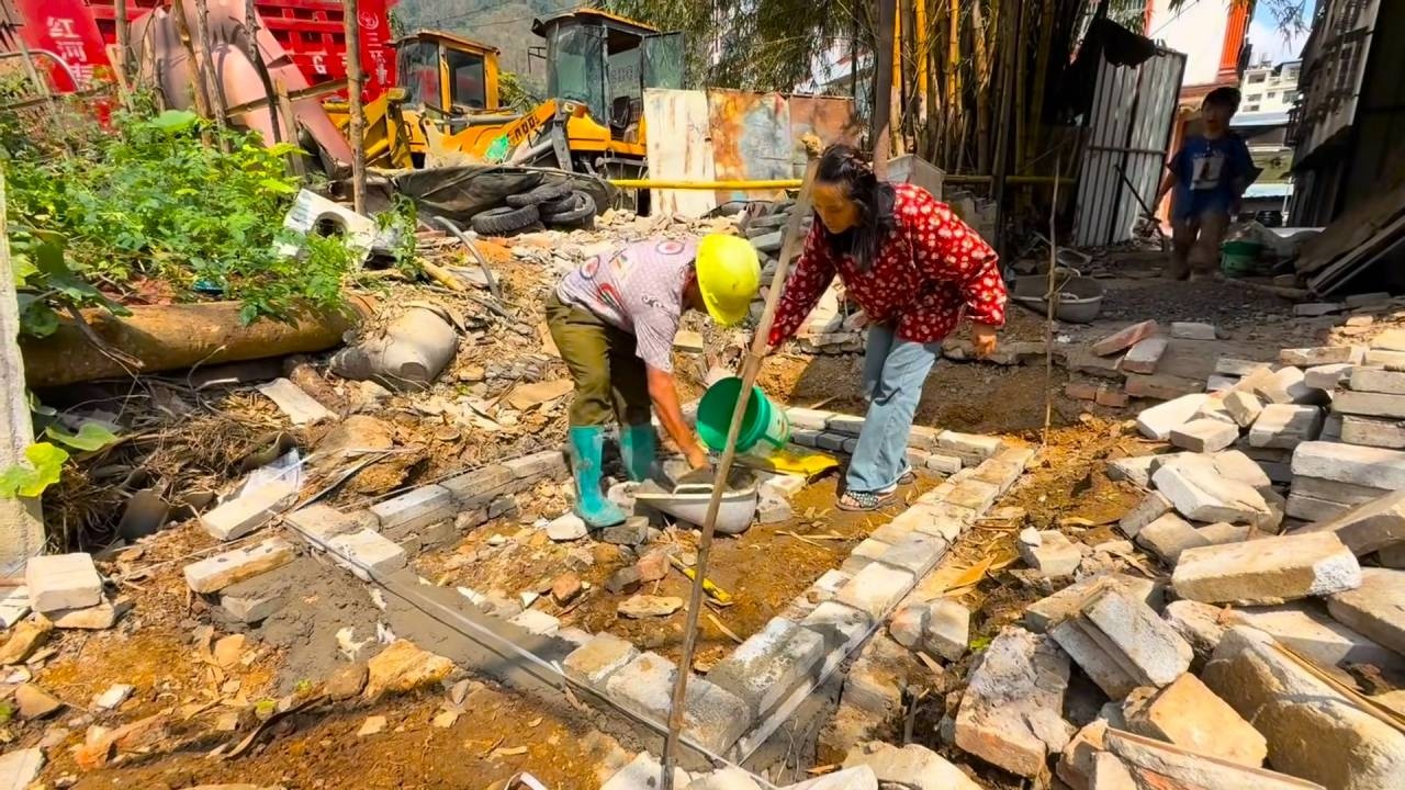 【一家七口隐居深山】花300块请越南大哥来建厕所，没想到他砌砖的速度挺快的…一天工作量顶妈妈一周的！#vlog#山居生活