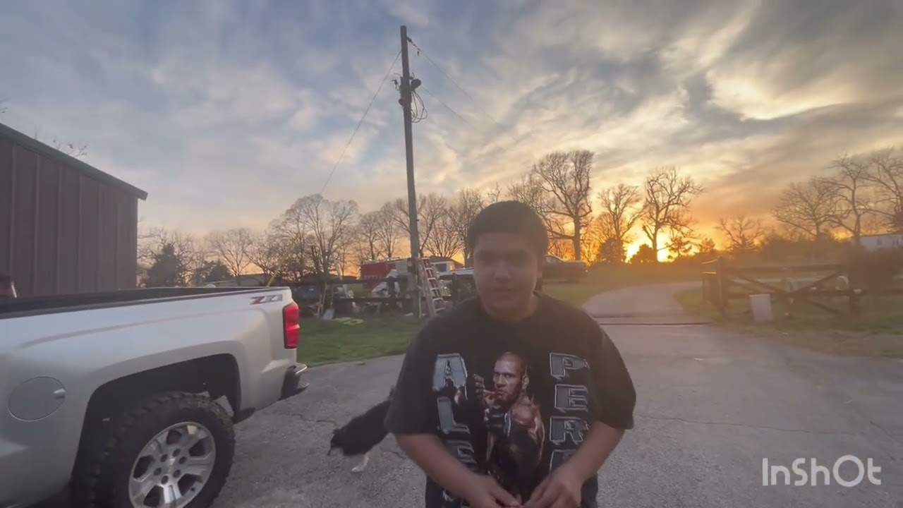 Alejandro y su nueva troca ￼