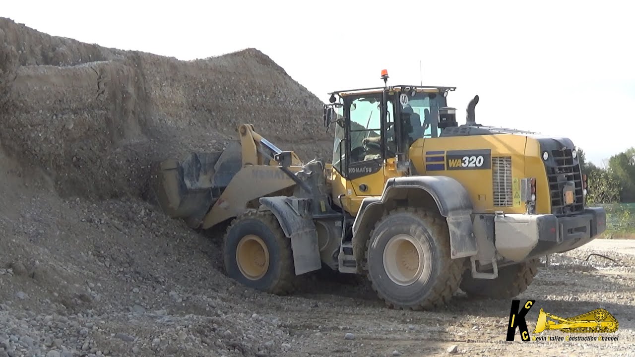 KOMATSU WA320 8 WHEEL LOADER Loading TRUCKS #komatsu #heavyequipment #digger #wheelloader