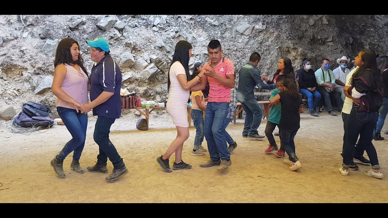 Baile en la casa de la primera hermandad en xochitonalco 30 de abril 2021