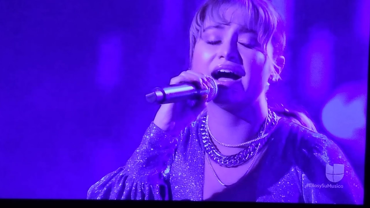 Homenaje a Rocío Dúrcal en por ellas latin grammy
