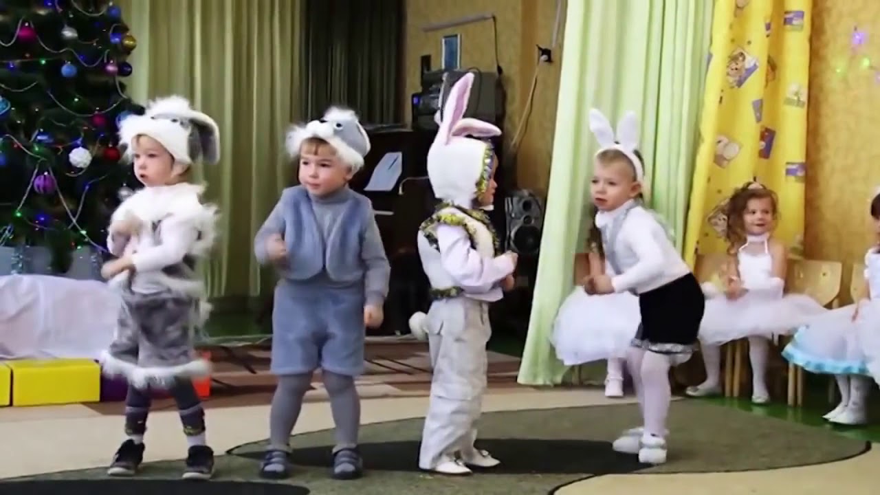 Прикол на утреннике. Детишки рвут зал. Children tear the hall. 孩子们撕裂了大厅