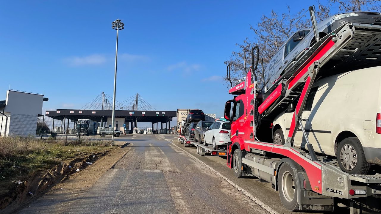 Serbët zhbllokojnë rrugën drejt Merdares