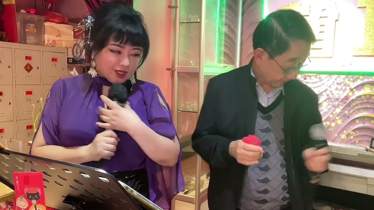 今日一點半左右 米英與姐妹們倆處紅館歌座（油麻地廟街130 號） 紅欣歌坊（油麻地廟街150 號）唱歌直播歡迎大家現場聽歌合唱2026年3月5日