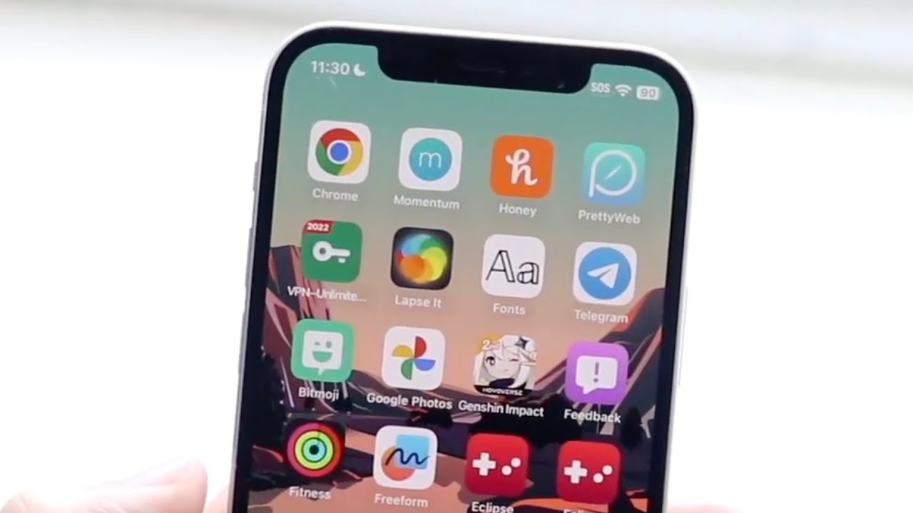 iPhone 12 В КОНЦЕ 2025 ГОДА! (iOS 26.1 против iOS 18.7.2, время работы от аккумулятора, задержки,...