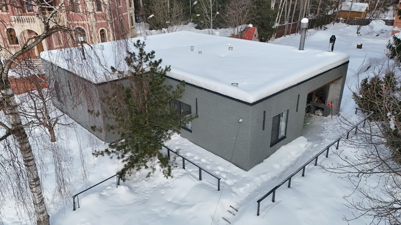 Надо ли чистить снег на плоской крыше частного дома?