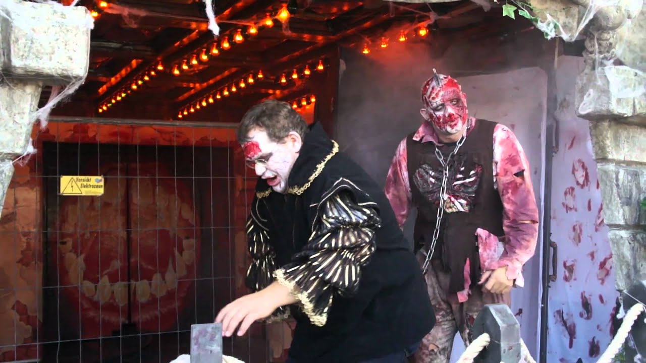 Elton im Geisterschloss Wiesn 2010 Lebende Geister Kunz