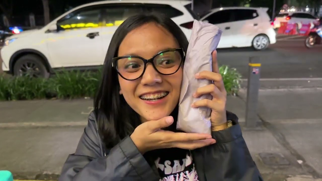 “Bogor Lagi Ajaa”, Begini Kalau Surya dan Danya Night Strollin’ 😋🥙
