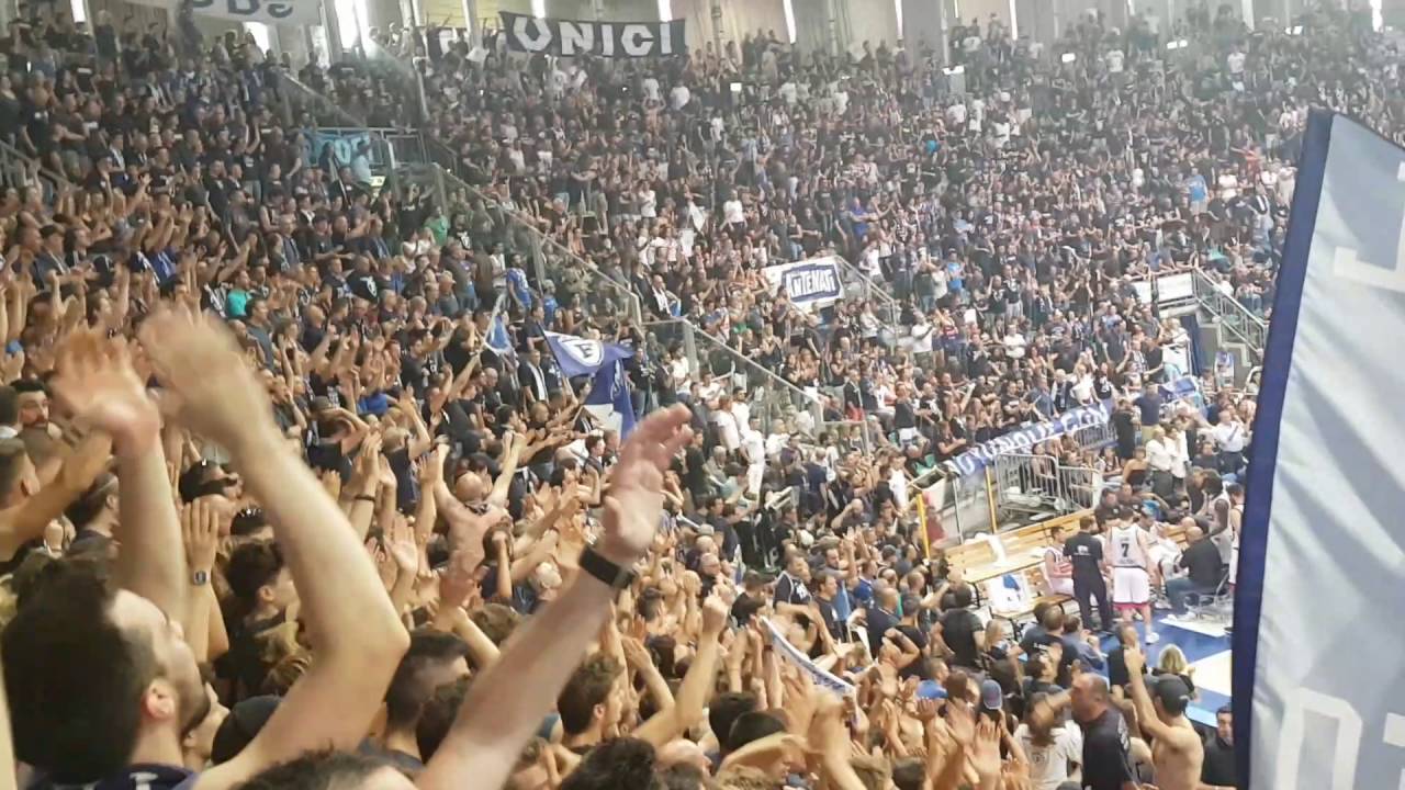 Momenti di tifo durante Fortitudo vs Brescia (
