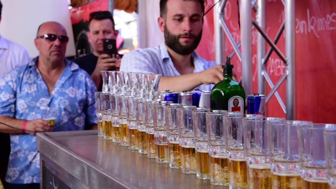 Weltrekord! Philip Traber mischt 17 Flying Hirsch Jägerbombs auf einmal!