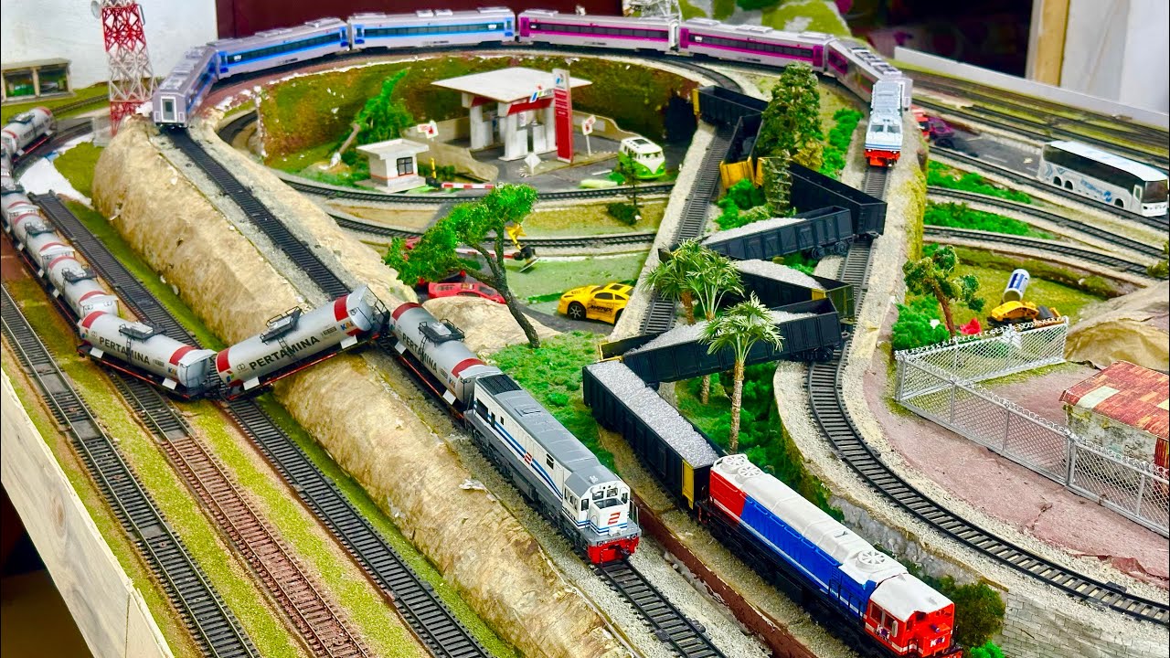 Merakit Kereta api Babaranjang CC205 anjlok terguling ditabrak CC203 WnB Jumbo SSNG & KLB Pertamina
