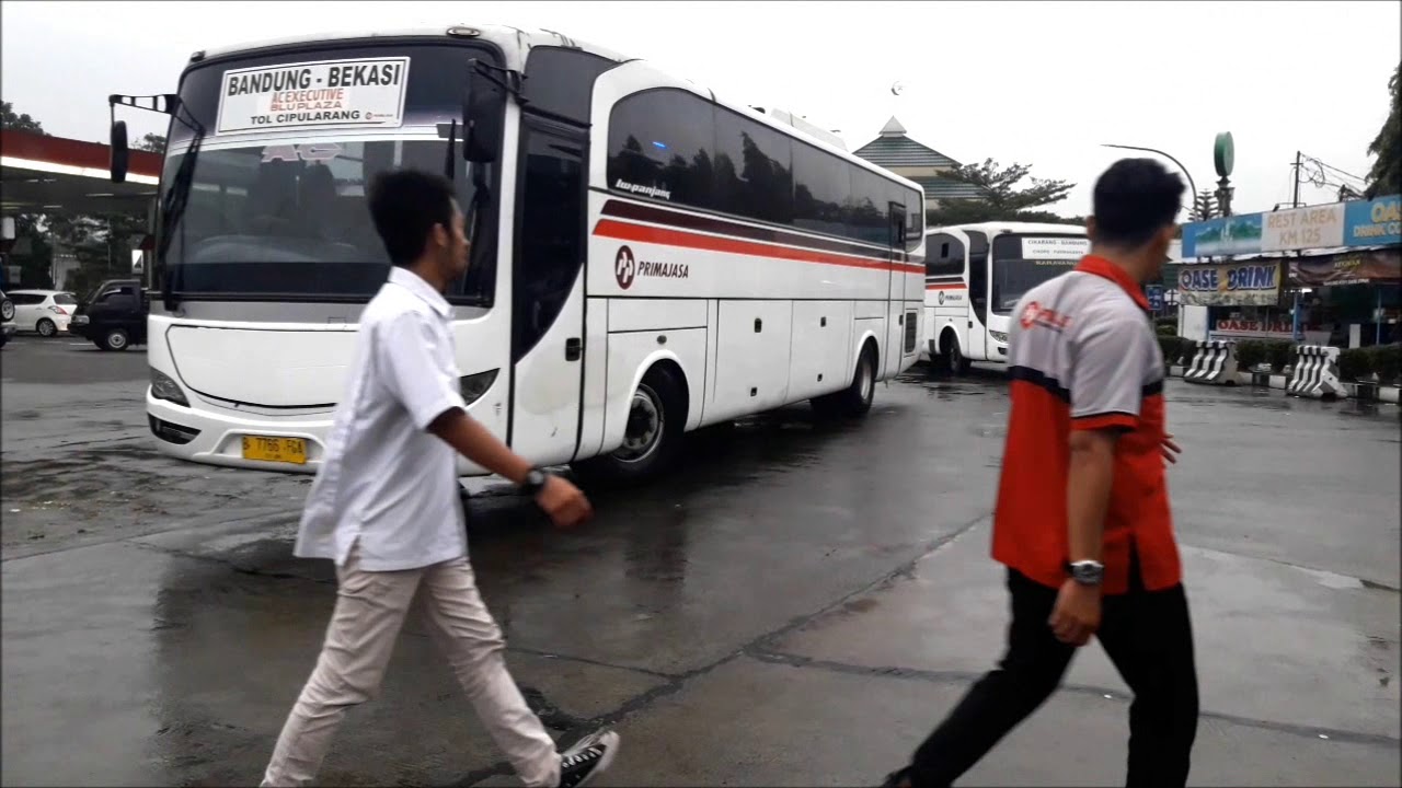 Penampakan BUS PRIMAJASA di Rest Area KM 125 Tujuan Purwakarta Karawang Bekasi Cikarang Jakarta