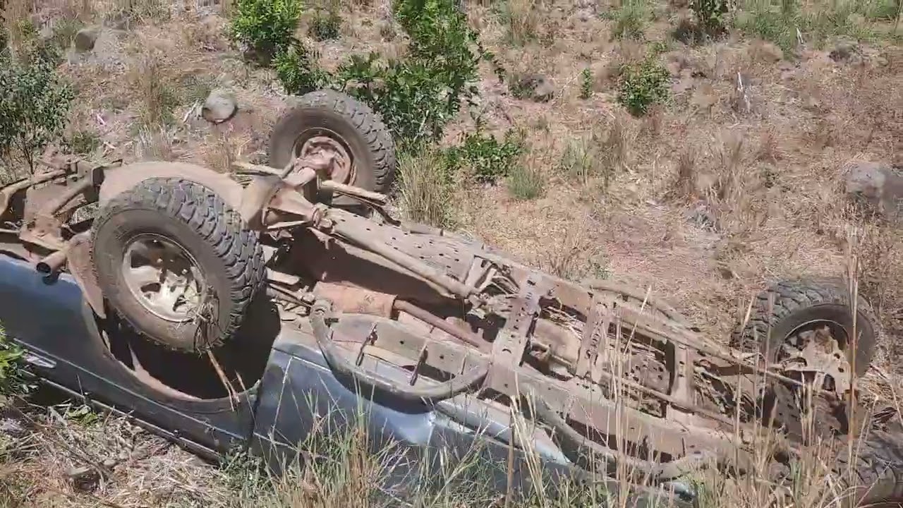 accidente de vehículo entre las montañas ⛰️ boscosas 