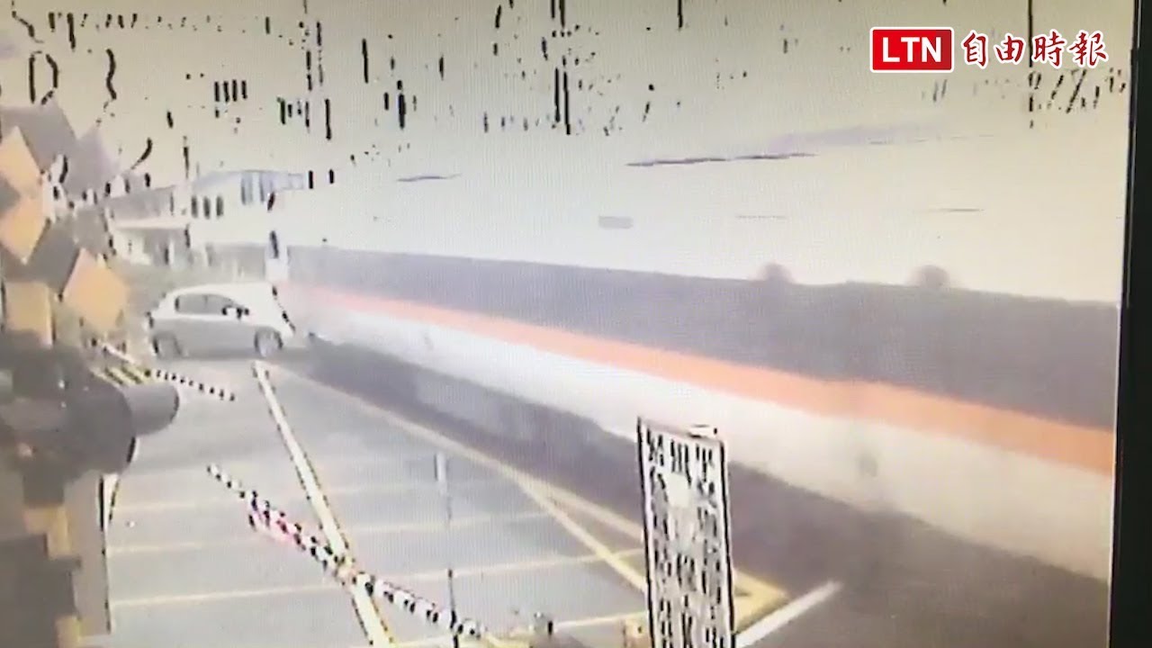 花蓮休旅車疑闖平交道 遭太魯閣撞翻駕駛送醫不治(台鐵提供)
