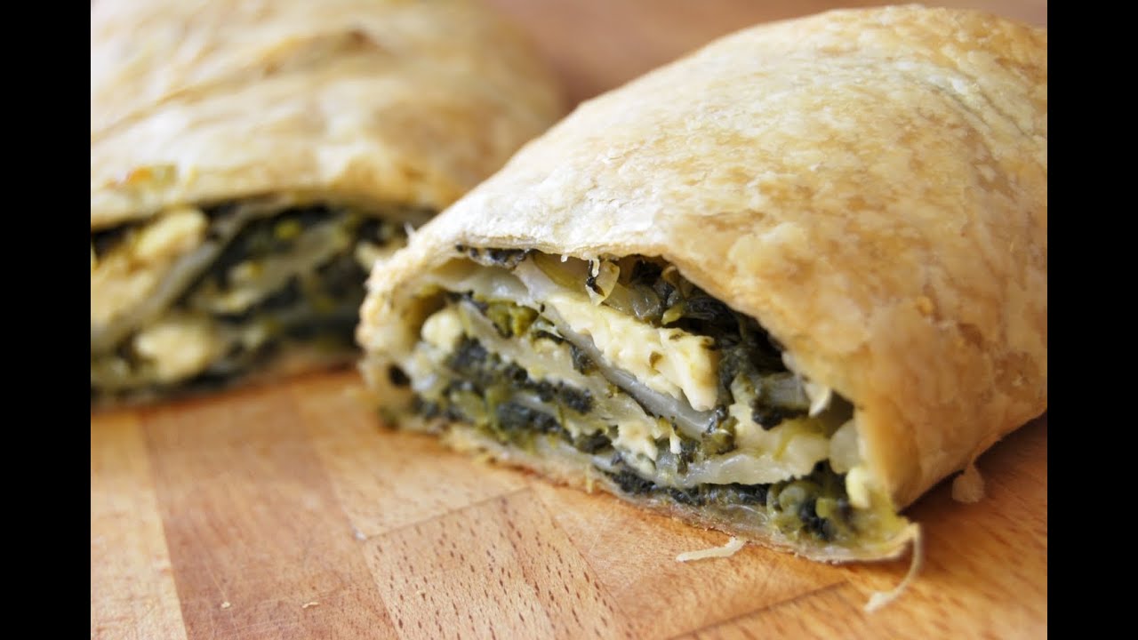 Blätterteigrolle mit Blattspinat und Schafskäse
